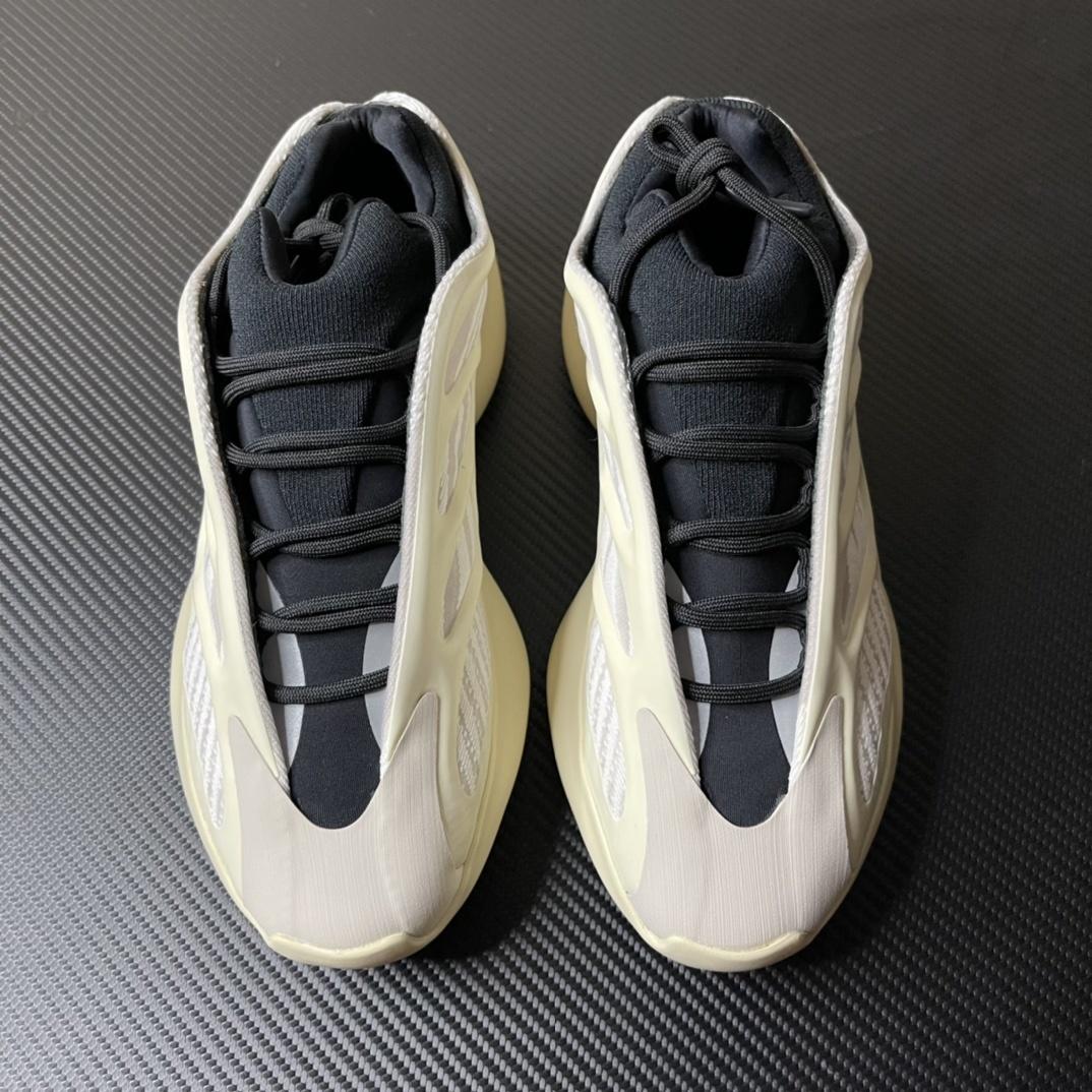 Adidas Yeezy -  CoconCoconut 700V3 Alien