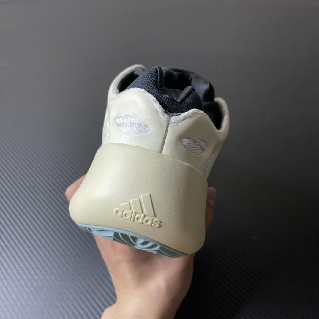 Adidas Yeezy -  CoconCoconut 700V3 Alien