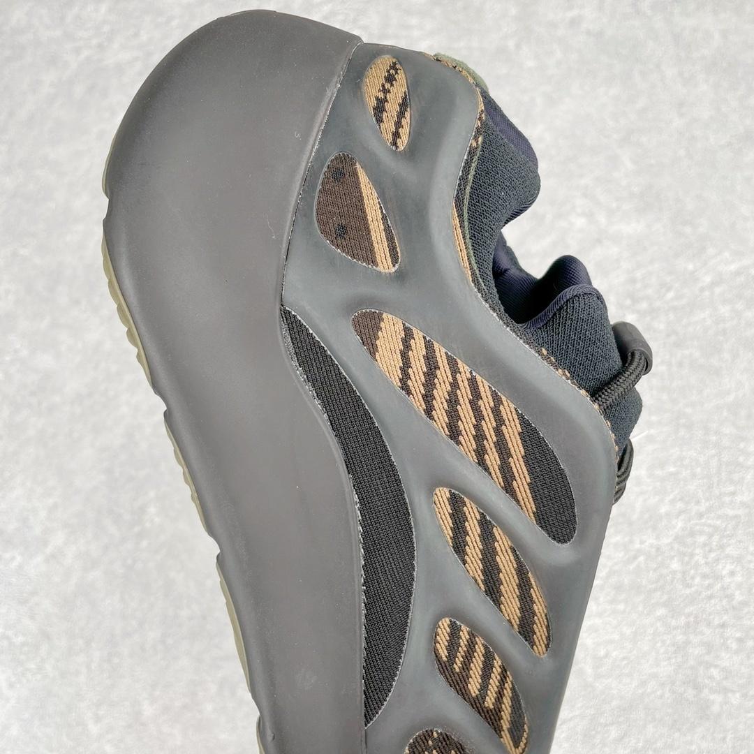 Adidas Yeezy - Coconut 700V3 Black Kirin Color